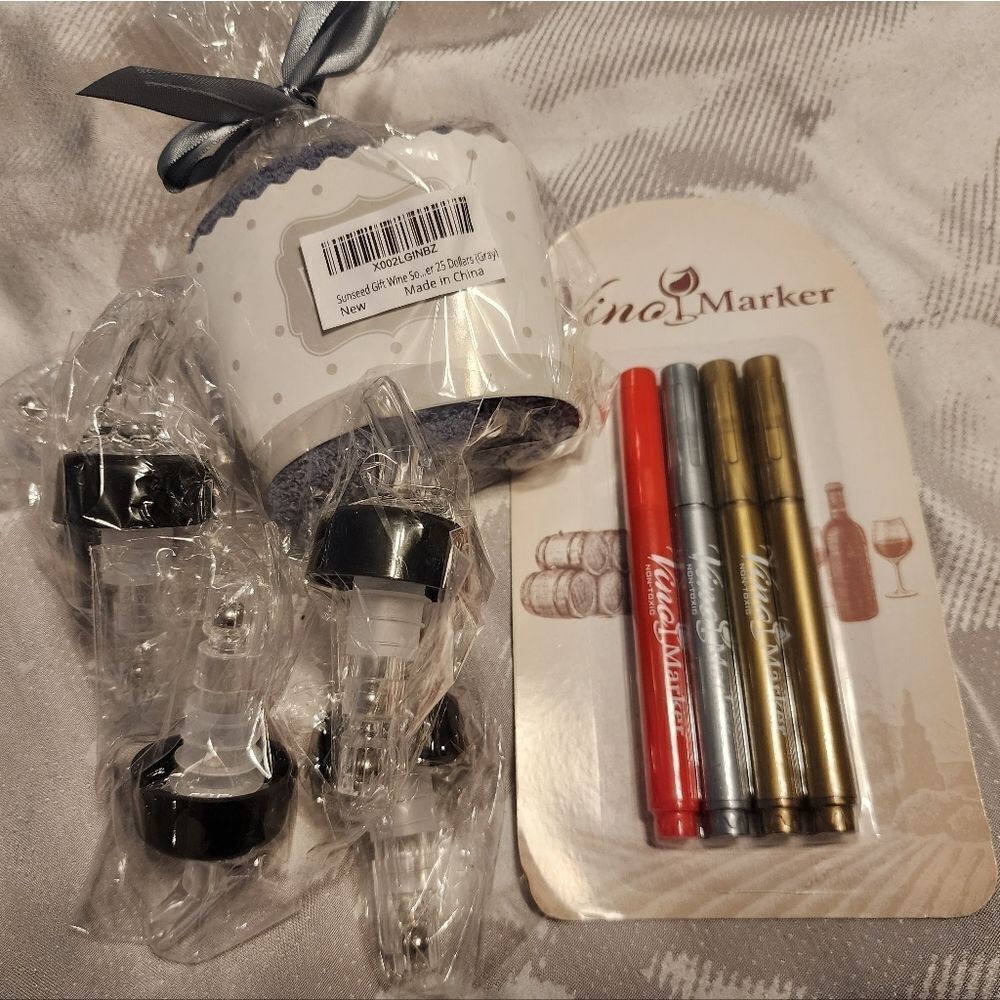 Wine Accessory Kit. Pens, 5 stoppers, towel. NEW. Perfect gift or accessory!